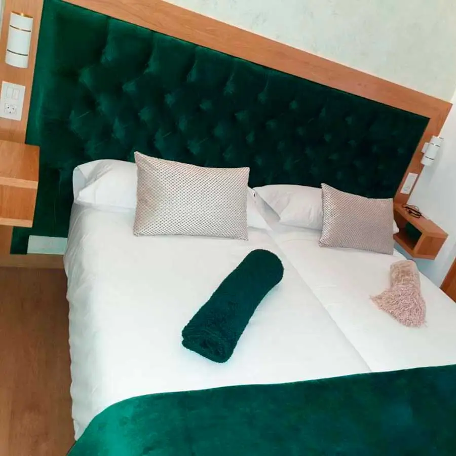 Habitación 201: dos camas individuales con cabecero de terciopelo verde